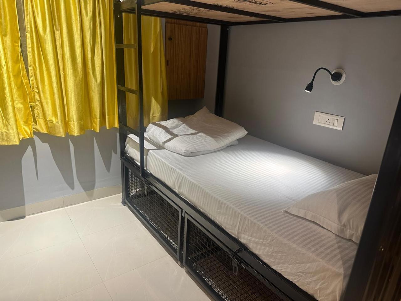 Travotale Hostel And Cowork Koregaonpark Pune Exteriör bild