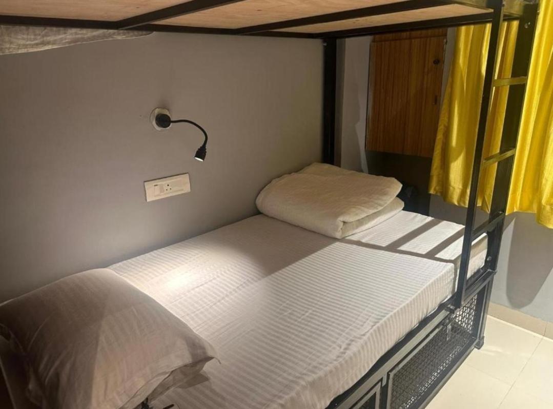 Travotale Hostel And Cowork Koregaonpark Pune Exteriör bild